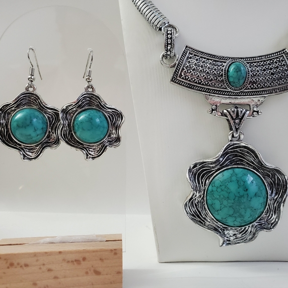 Cleopatra Turquoise Blossom Necklace with Earrings - Picture 7 of 9